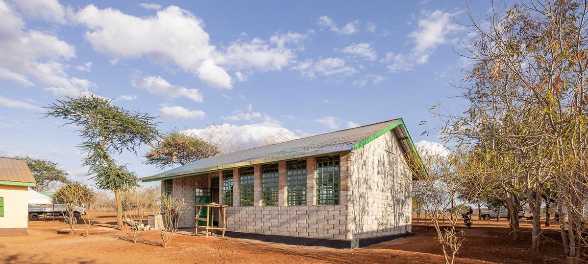 Engagement für Bildung in Afrika: Peri eröffnet zweite Schule in Kenia