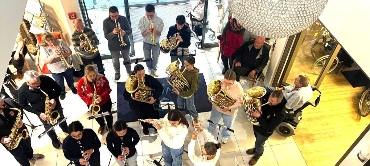 Konzerte in der Weihnachtszeit: So macht die Feuerwehrkapelle Pfuhl Senioren eine Freude
