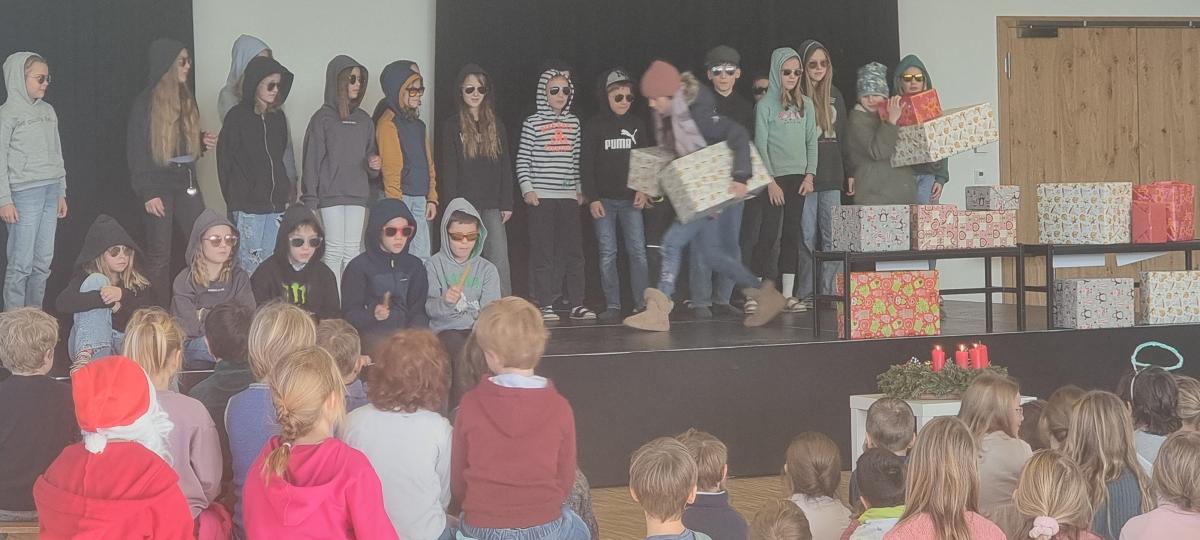 Grundschüler begeistern im Apfeldorfer Gemeinschaftshaus mit Aufführungen