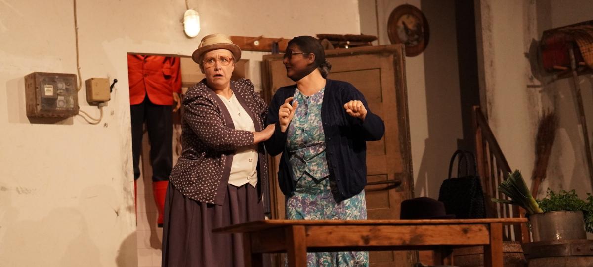 Herrlich durchgeknallte Dorfbewohner: Befreiender Theaterspaß mit „Mucks Mäusle Mord“