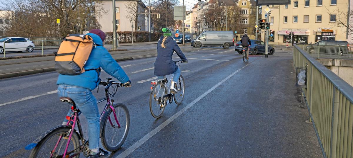 „Ist richtig wild“: Verstreute Reißnägel gefährden Radler an der Gögginger Brücke