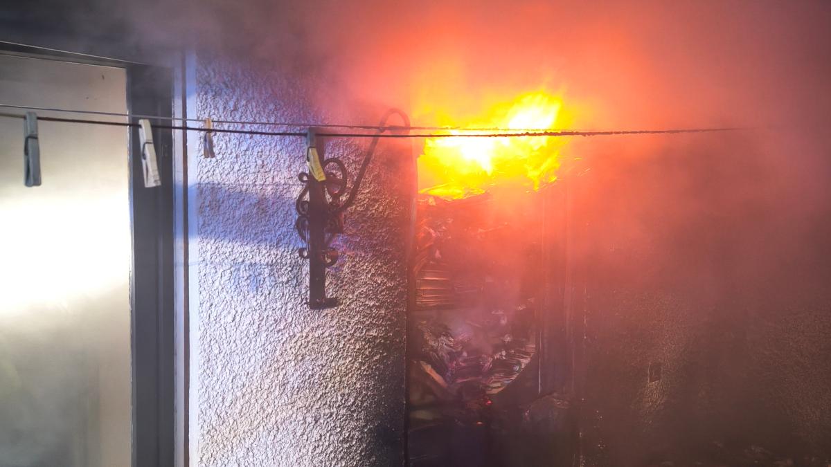 Feuerwehr-l-scht-Brand-in-Einfamilienhaus-in-Lechhausen