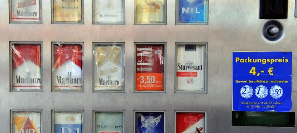 Diebe machen sich mit Werkzeug an Zigarettenautomat zu schaffen