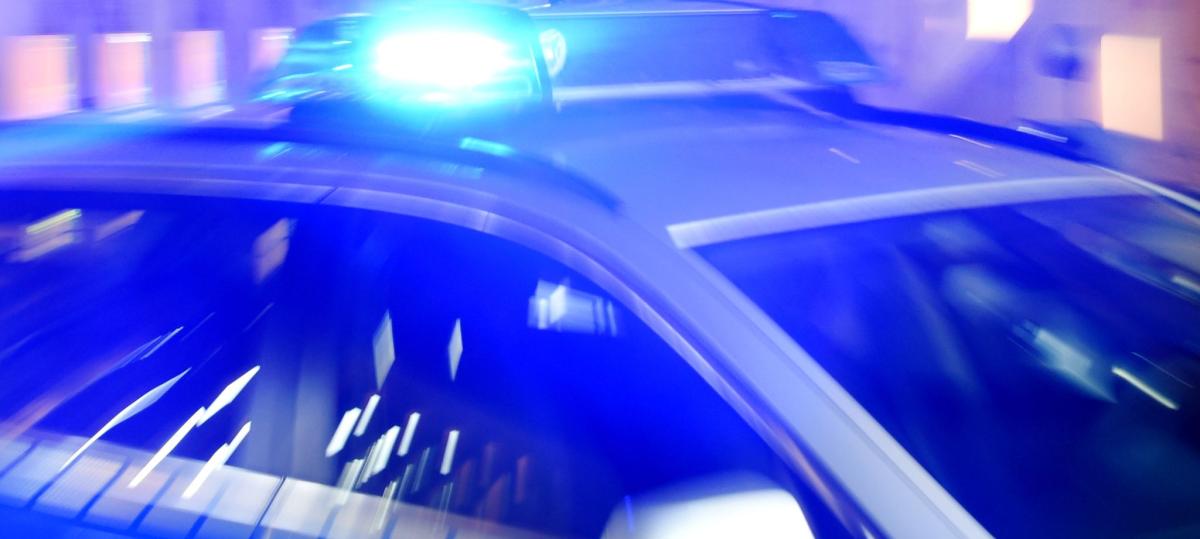 Frau präpariert Tasche, um Diebstahlsicherung zu überwinden