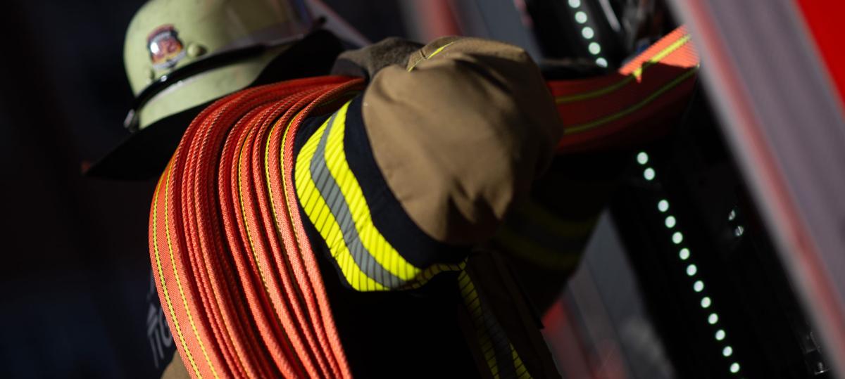 Brennender Altkleidercontainer löst Feuerwehreinsatz in Augsburg aus – Täter fliehen