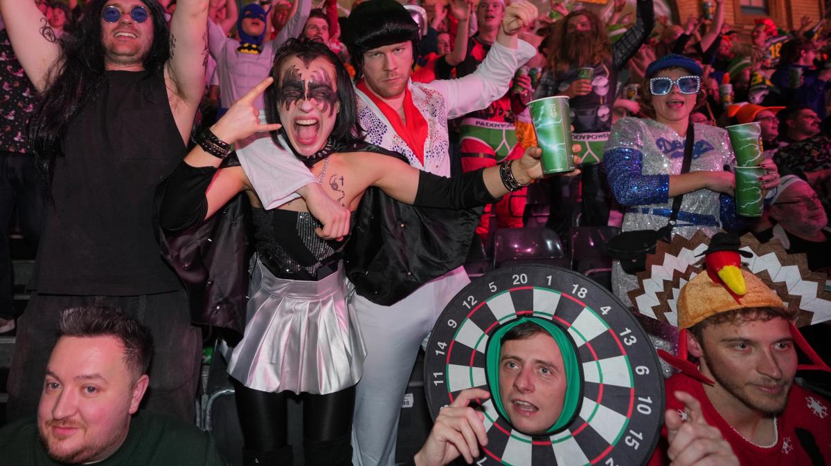es-riecht-nach-bier-und-schwei-so-l-uft-ein-besuch-bei-der-darts-wm-in-london-ab