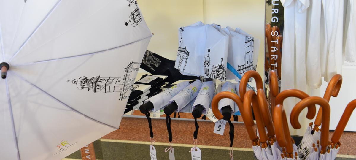 Mit einem Schirm die Sanierung des Perlachturms unterstützen