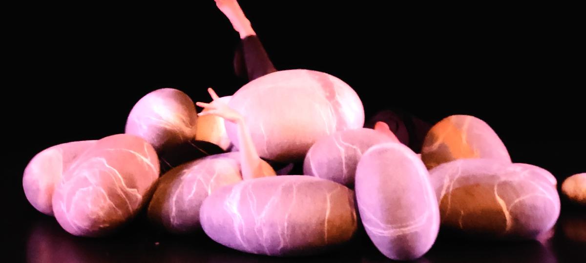 Premiere der Strado Compagnia Danza im Stadthaus: So dreht sich „Kayu“ ums Gestein