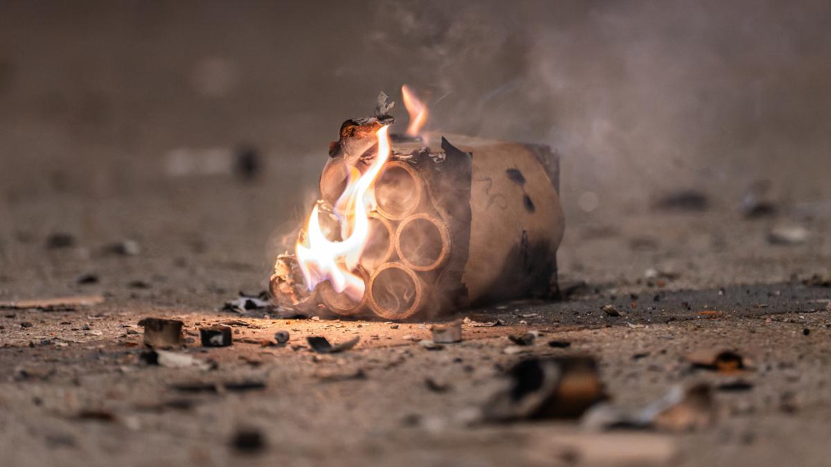 Feuerwerksk-rper-setzt-beinahe-Garage-in-Adelzhausen-in-Brand