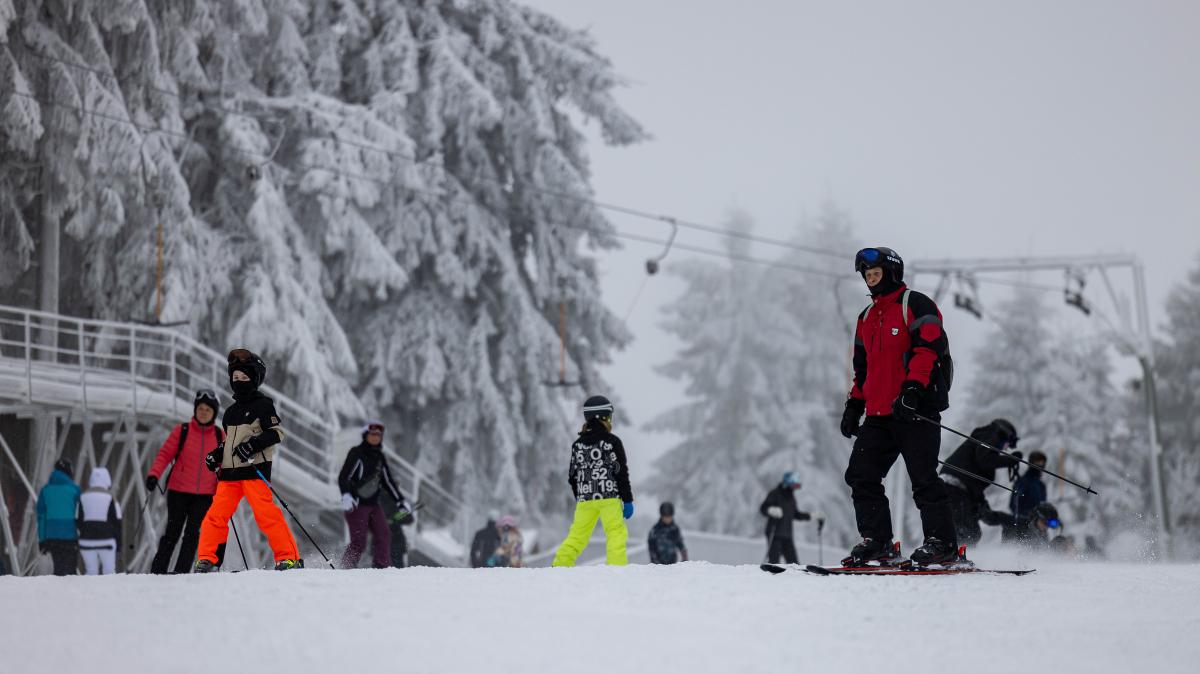 Neuschnee-in-der-Rh-n-Skilifte-am-Arnsberg-und-Kreuzberg-hoffen-auf-baldigen-Start