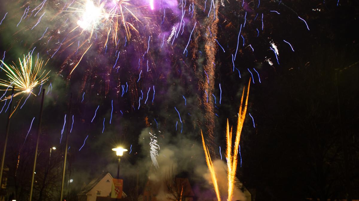 Ein-gro-es-Feuerwerk-f-r-alle-mit-Sicherheit-und-f-r-einen-guten-Zweck-in-Bonstetten