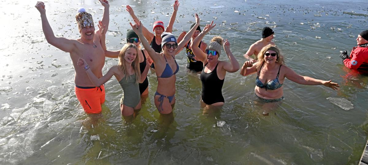 „Gedanken ausschalten und einfach machen“ – 35 Schwimmer springen in den Autobahnsee