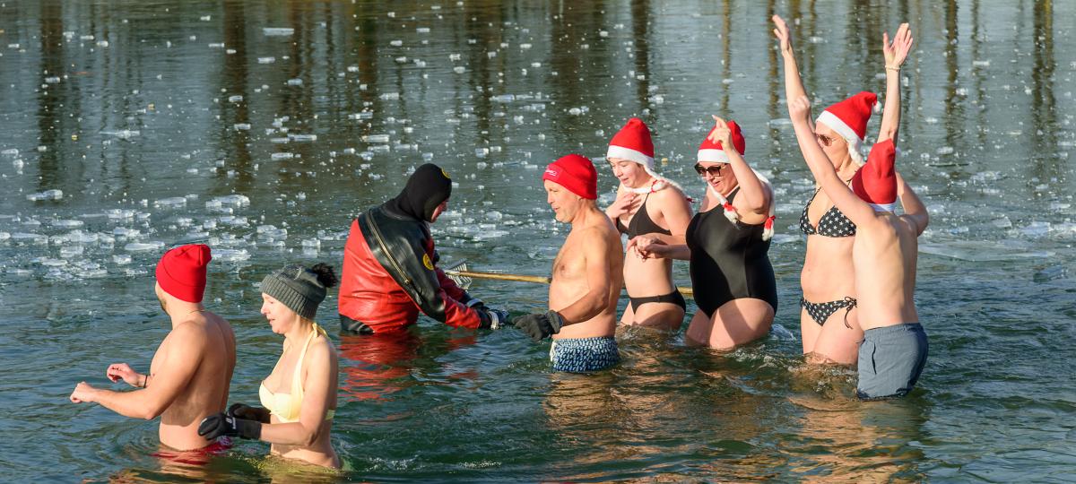 Cool: 300 Leute beim ersten „Anbaden“ im Friedberger See