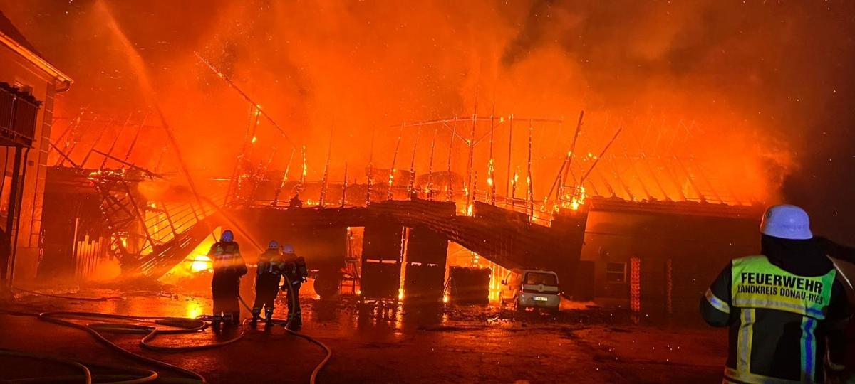 Riesiges Feuer in Gempfing: zerstörte Hallen, Fahrzeuge, Kartoffeln und Getreide