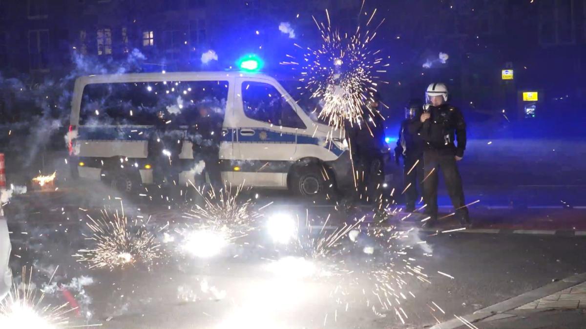 M-nner-feuern-Silvesterrakete-in-Menschenmenge-Polizei-sucht-Zeugen