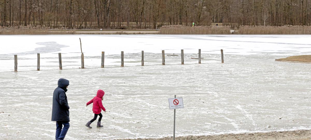 Spaziergänger begeben sich trotz Verbot auf dünnes Eis – Feuerwehr warnt