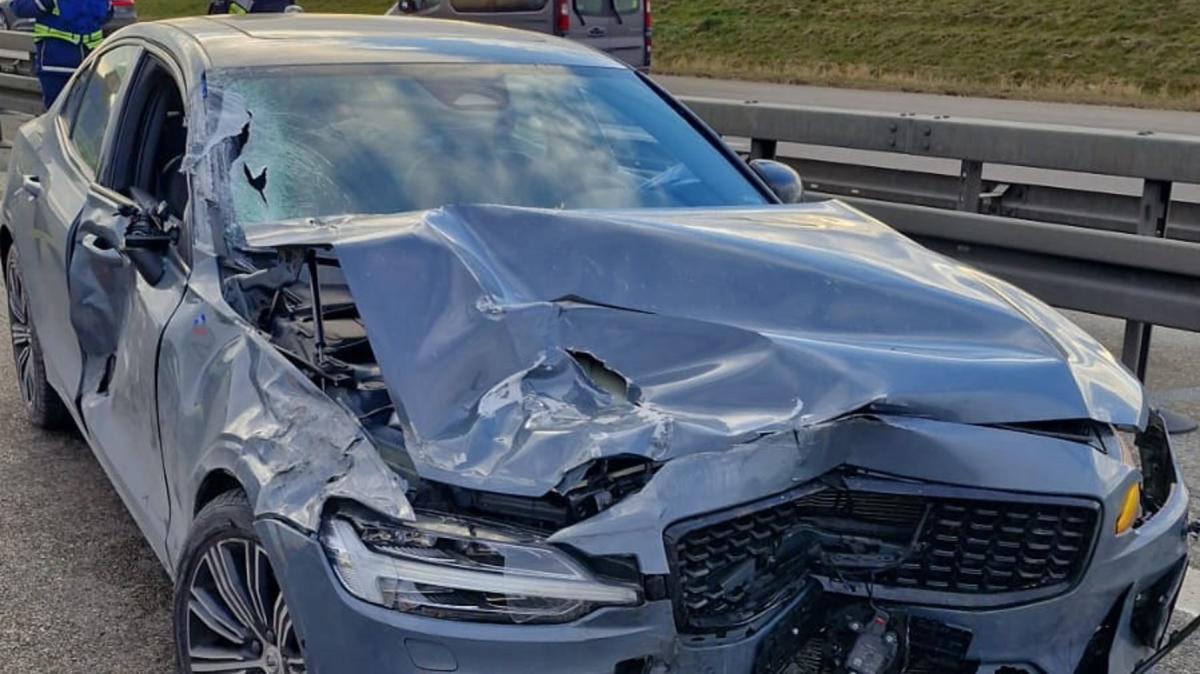 Auto-prallt-gegen-Lastwagen-A7-im-Kreis-Neu-Ulm-in-Richtung-Norden-mehr-als-zwei-Stunden-lang-blockiert