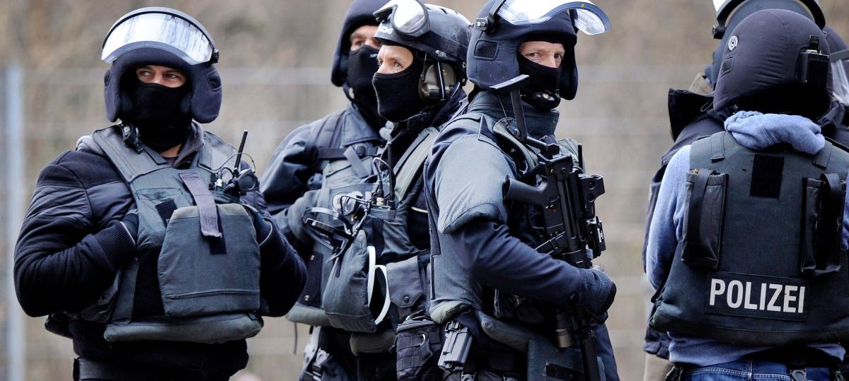 Randalierer in Mehrfamilienhaus: SEK schießt auf bewaffneten Mann