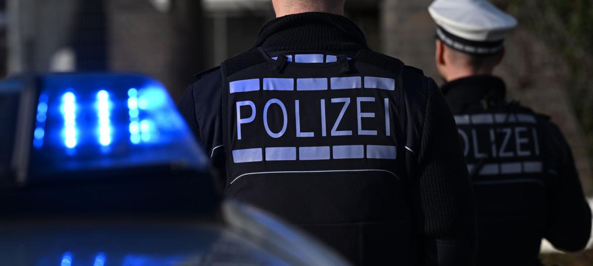 Unfall auf der B30: Wegen gesundheitlicher Probleme in die Leitplanke gekracht