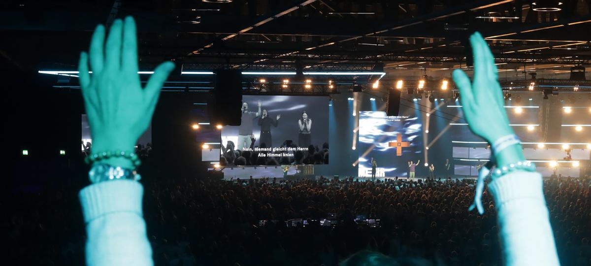 Tausende Besucher beim Glaubensfestival "Mehr 2026" in Augsburg: Eindrücke vom Start