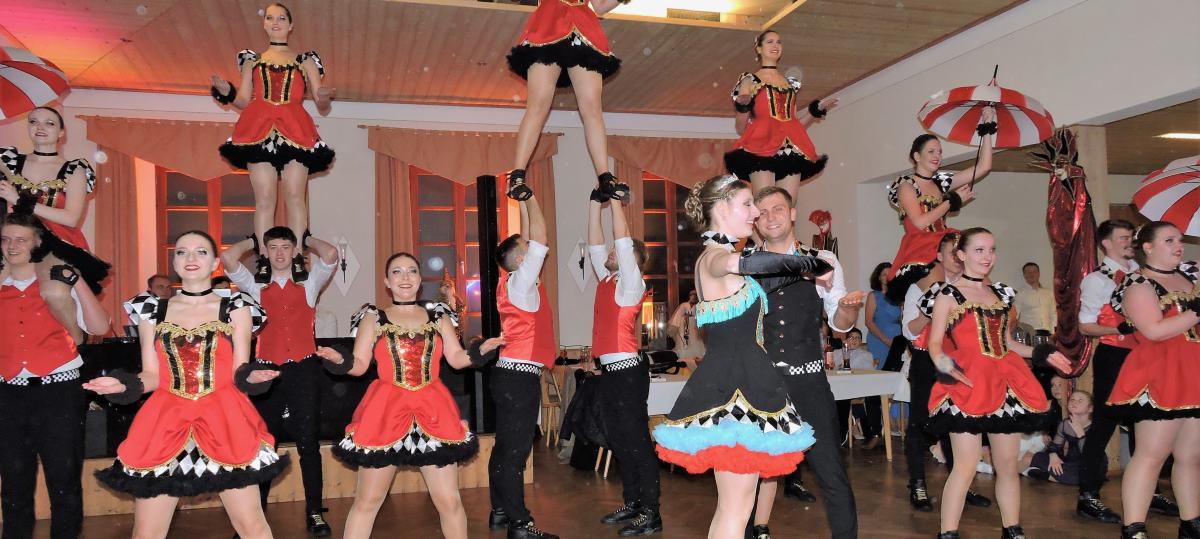 Faschingsauftakt in Bertoldsheim: Temperamentvoll wie ein Sturm, präzise wie ein Uhrwerk