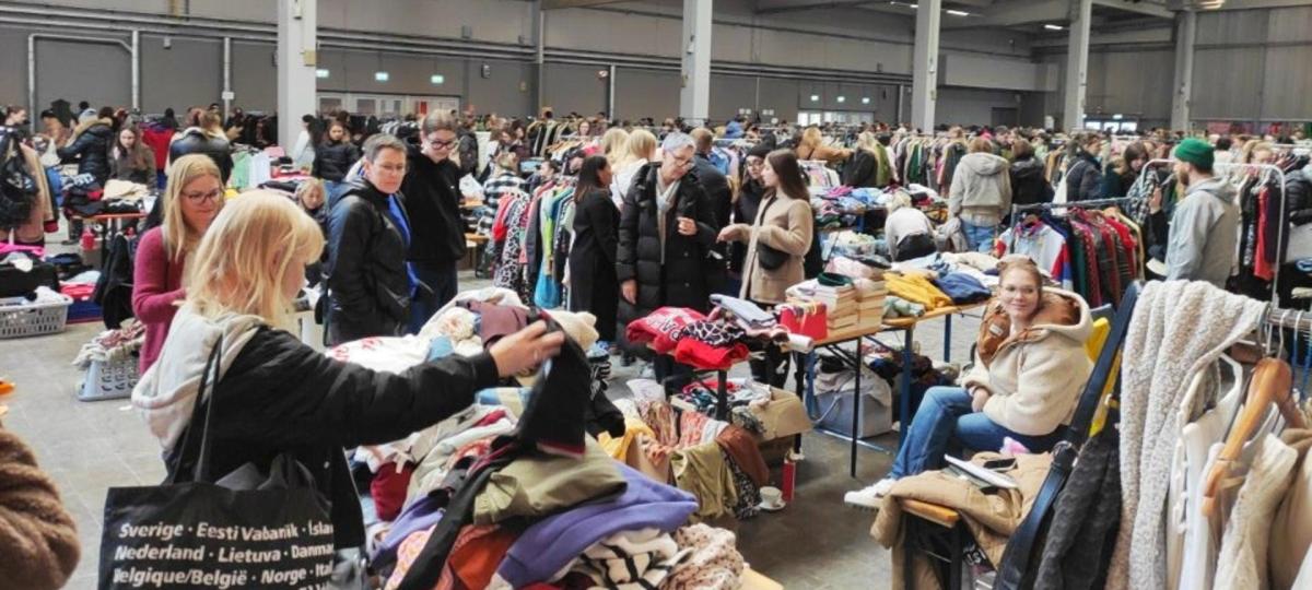Prall gefüllte Taschen und besondere Begegnungen: Unterwegs auf dem Mädelsflohmarkt in Ulm
