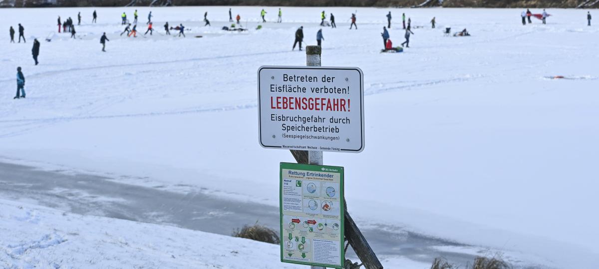 Der Winter lockt viele Menschen aufs Eis und die Wasserwacht wappnet sich