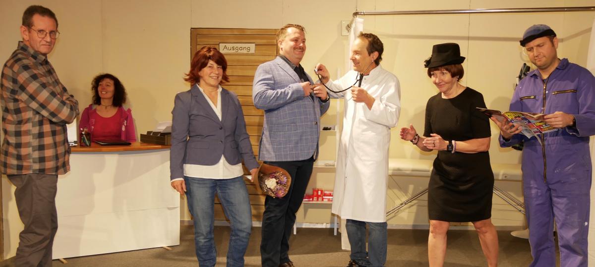 „Gute Besserung“: Zum Start ins neue Jahr zeigt der TSV Holzheim eine Komödie