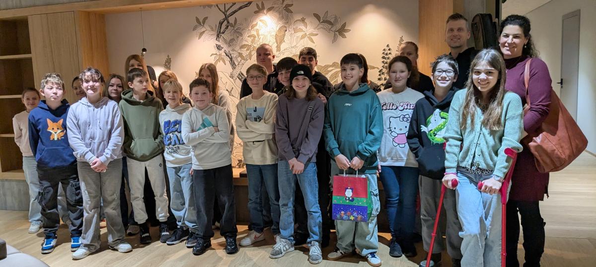 Junge feiern gemeinsam mit Alten