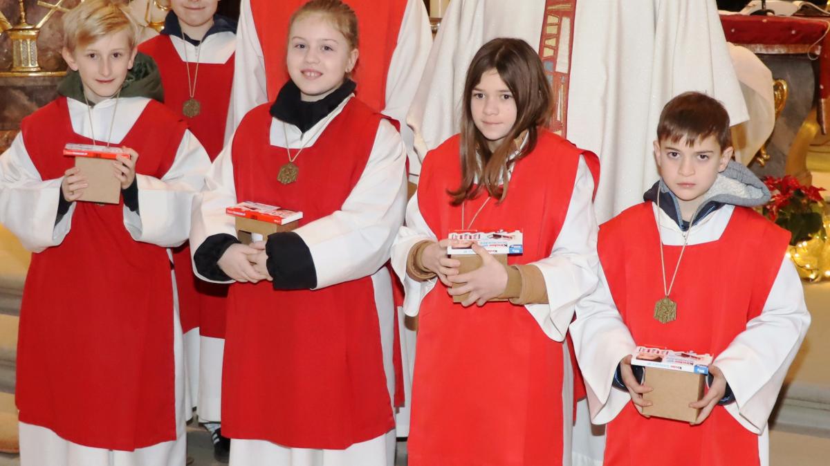 Freude-ber-vier-neue-Ministranten-in-Weismain