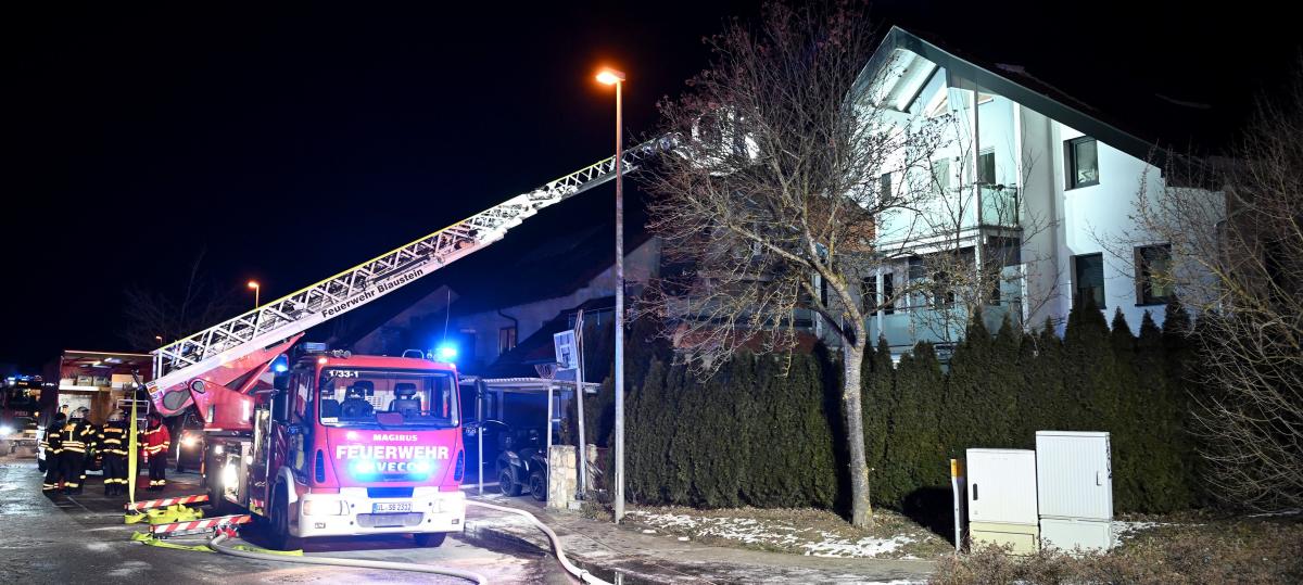 Schwelbrand in Wohnhaus sorgt für stundenlangen Feuerwehreinsatz
