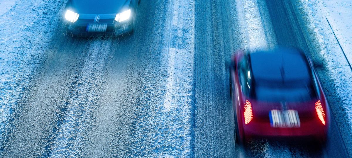 Sturmtief Elli: Autofahrer kommt ins Rutschen und kollidiert mit einem Kran