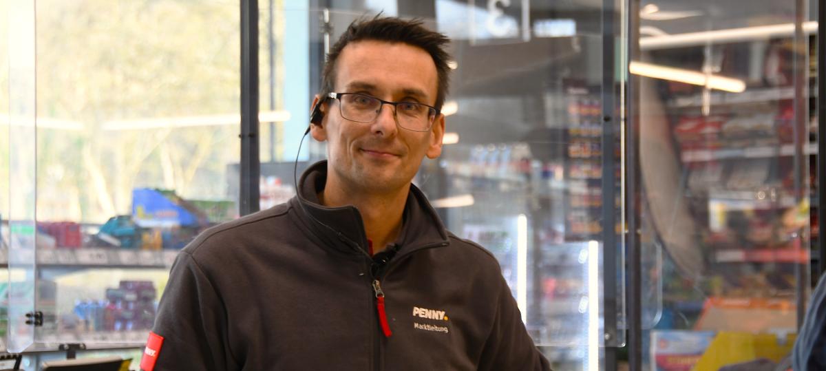 „Versteckte Kamera?“: Wie Marktleiter Jürgen Kippes die 50 Schafe wieder aus seinem Penny bekam