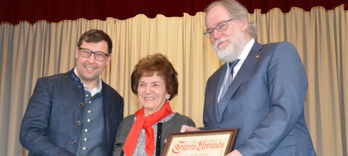 Mit ganzem Herzen Wirtin und Feuerwehrmann: Buch ehrt verdiente Bürger