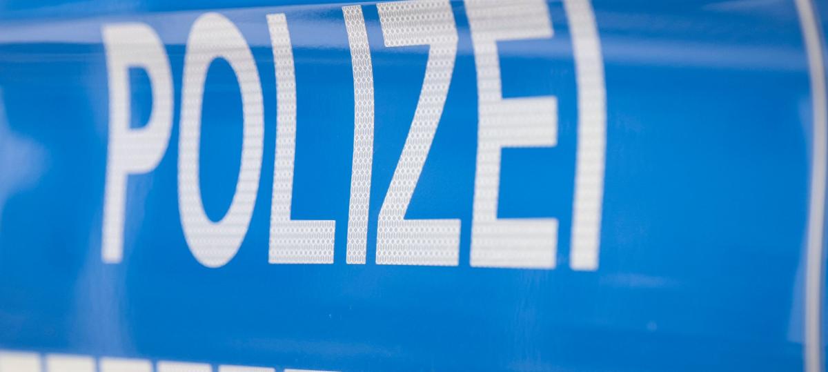 Sattelzug beschädigt in Illertissen ein Auto und verschwindet