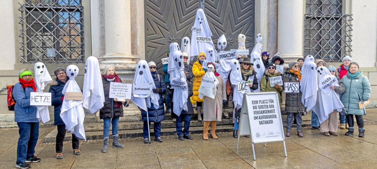 Omas gegen Rechts wollen jede Woche vor dem Augsburger Rathaus protestieren – bis zur Wahl