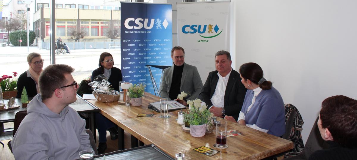 Verkehrsminister Bernreiter in Senden: Zwischen Kaiserzeit-Stellwerken und Akku-Zügen