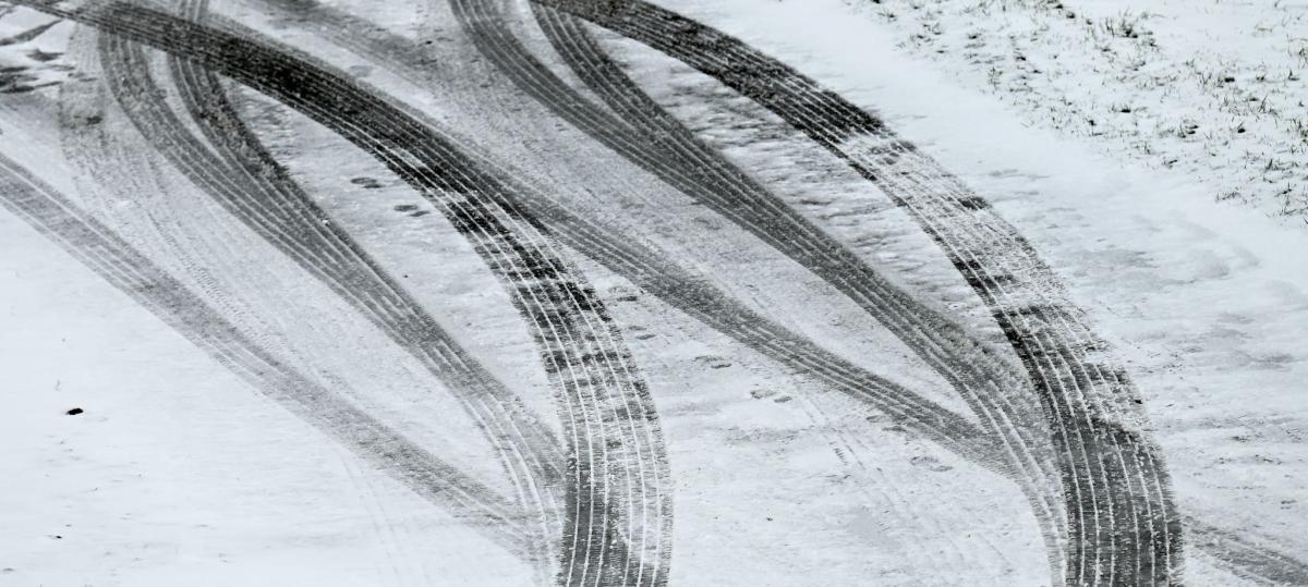 Auto schleudert auf A9 in Leitplanke: Fahrer flüchtet und wird betrunken in einem Feld gefunden