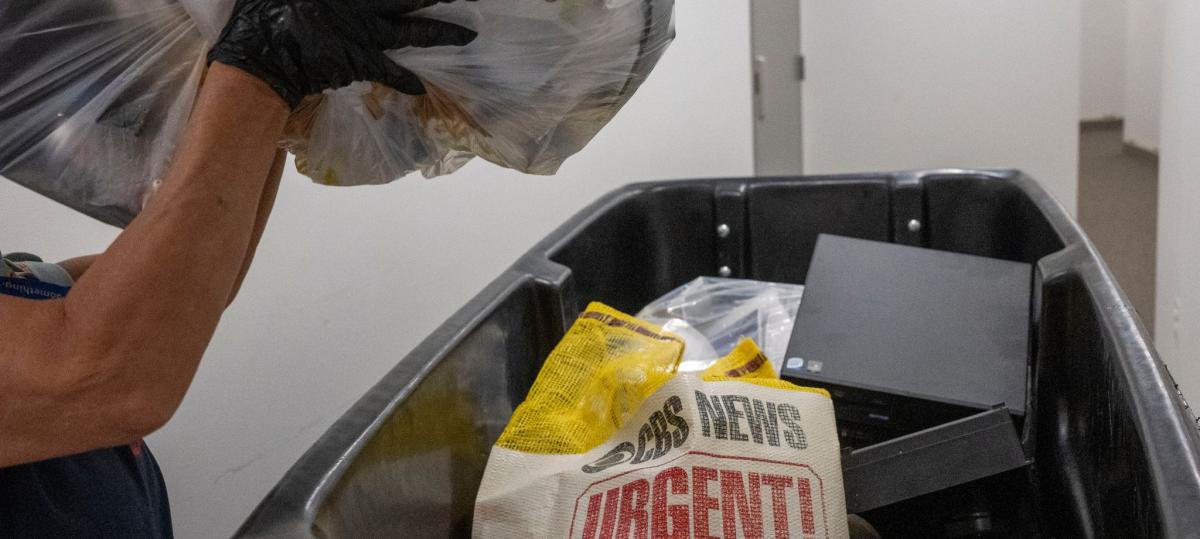 Randalierer wirft mit Müllsäcken und pöbelt Passanten an: Polizei Ingolstadt nimmt ihn fest