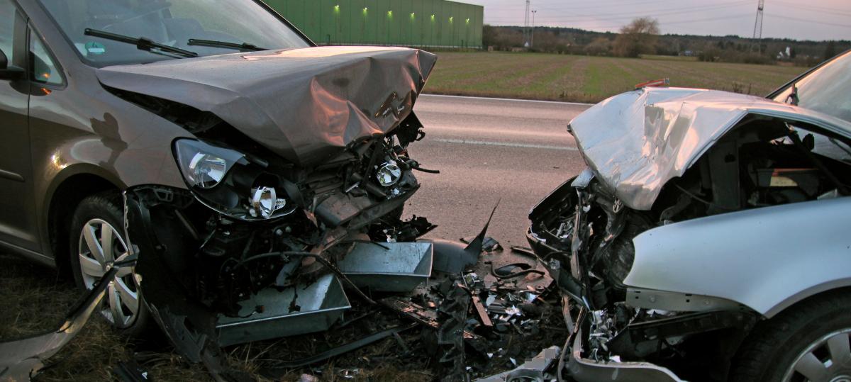 Zwei Autos stoßen frontal zusammen: Zwei Personen leicht verletzt