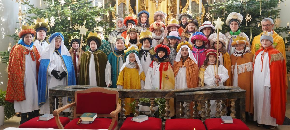 Sternsinger ziehen in Weil von Haus zu Haus