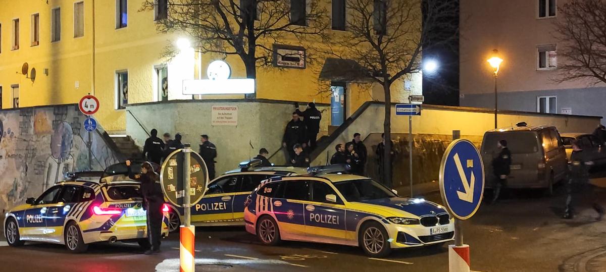 Mann schießt mit Schreckschusswaffe und wird vorläufig festgenommen