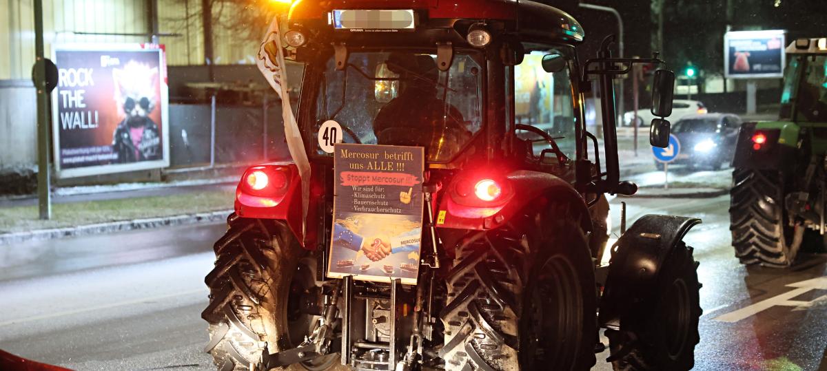 Mahnfeuer nahe der A96: Allgäuer Bauern protestieren gegen Mercosur-Abkommen