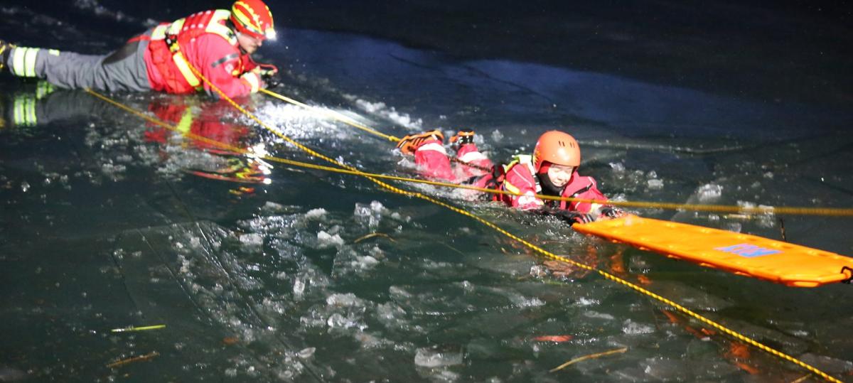 Eiskalt: Übung der Wasserwacht und der Feuerwehr in Senden