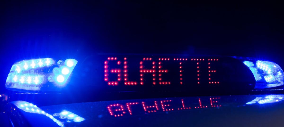 Unfall auf A7 bei glatter Fahrbahn: Lkw kracht in Räumfahrzeug