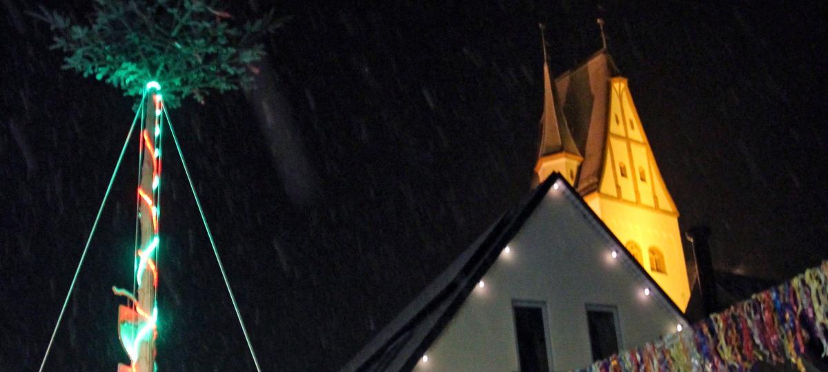 Der Narrenbaum steht: Dietenheim heißt jetzt wieder Ranzenburg