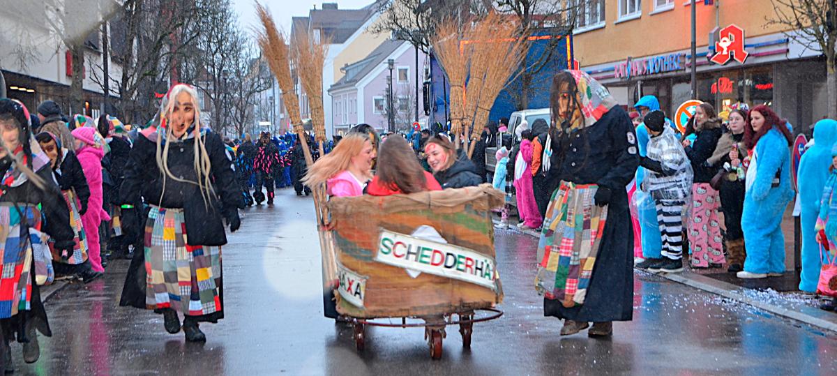 Von Schneeflocken im Konfettiregen lässt sich das Narrenvolk beim Dämmerungsumzug nicht beirren