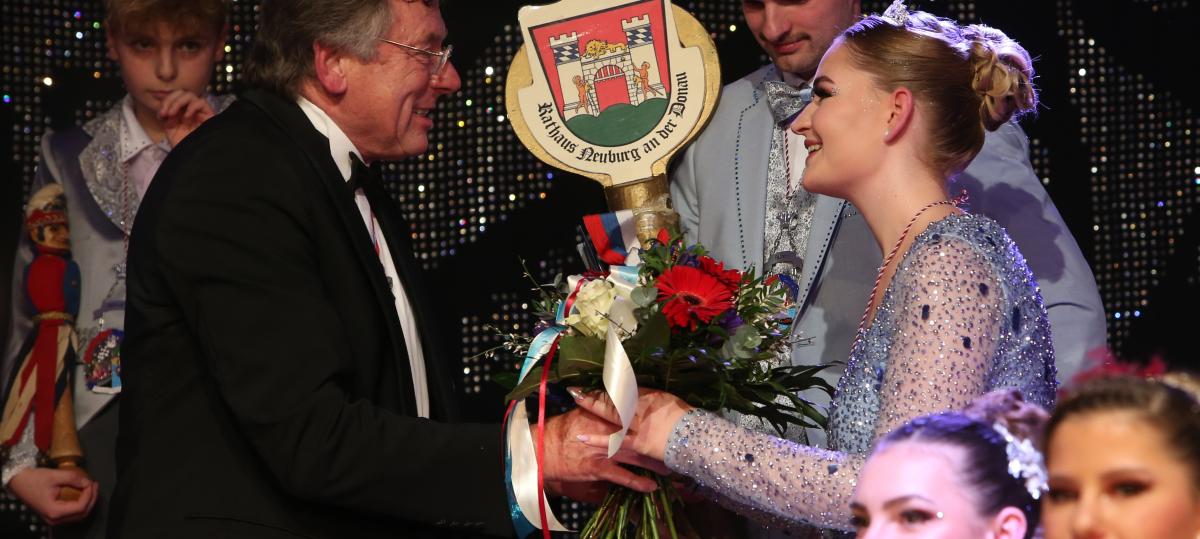 „Neuer Impuls nach 24 Jahren“ – OB-Kandidaten zeigen Präsenz beim Krönungsball der Burgfunken