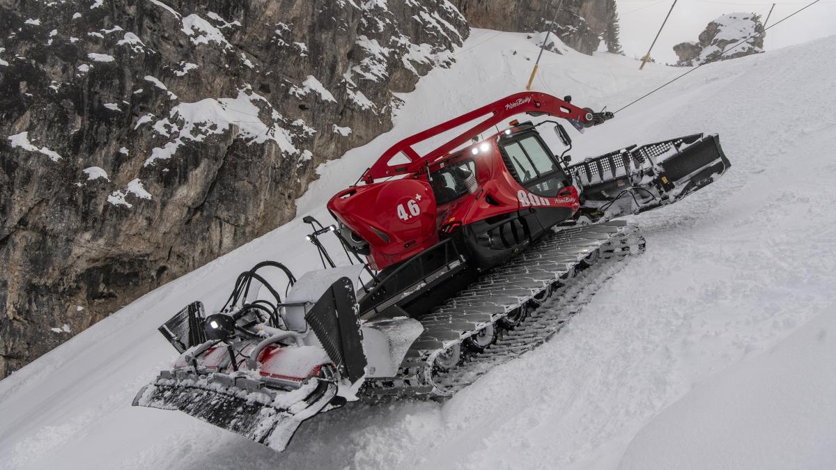 Das-Leben-h-ngt-an-der-Seilwinde-mit-der-Pistenraupe-auf-einer-der-steilsten-Pisten-in-den-Dolomiten