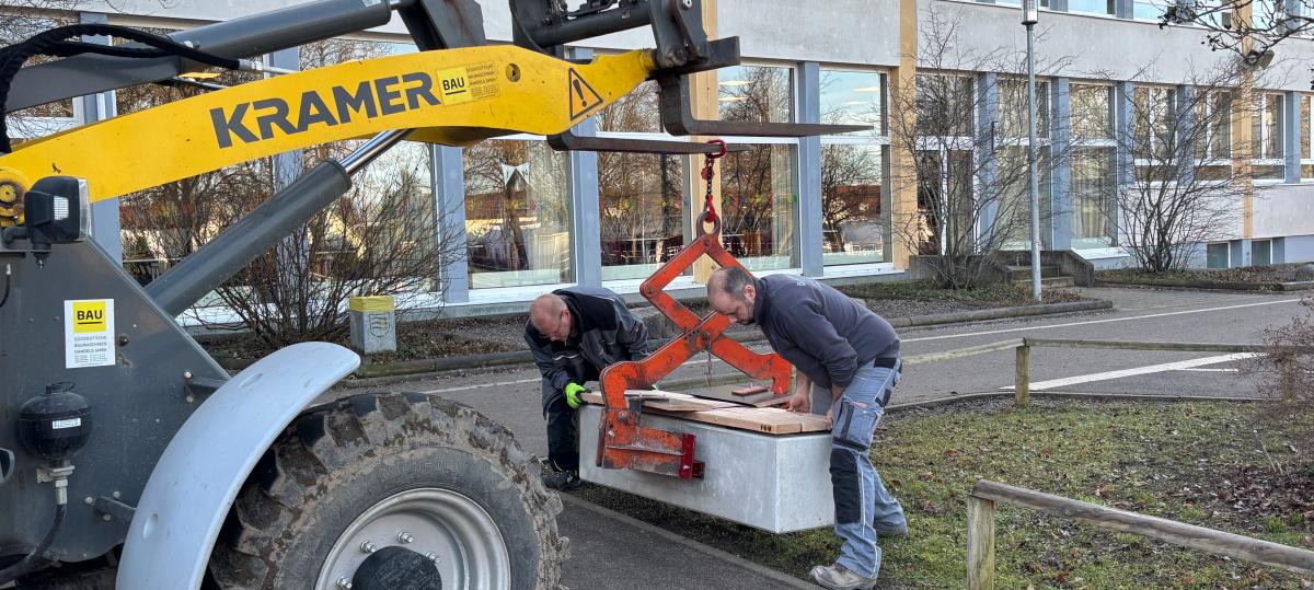 Freunde-Bänke für die Grundschulen in Weißenhorn